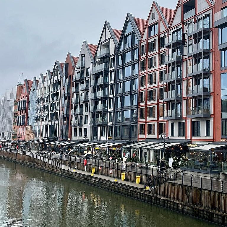 Gebäude reihen sich an einer Gracht aneinander