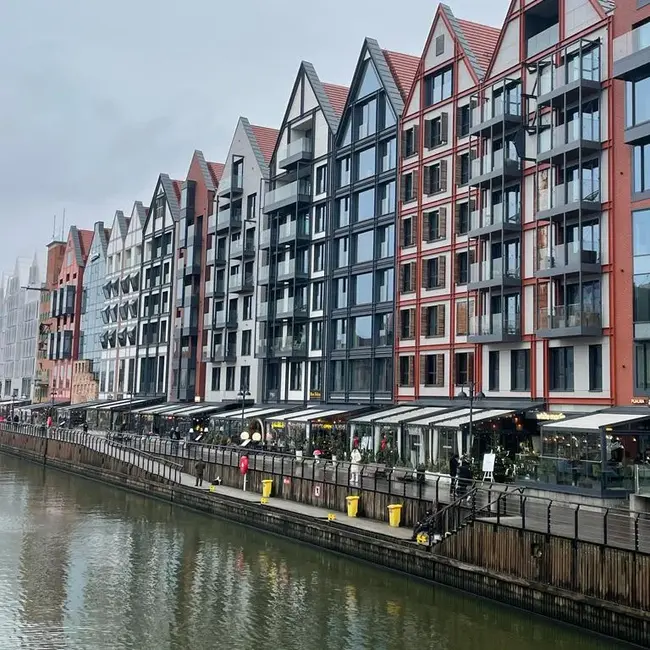 Gebäude reihen sich an einer Gracht aneinander