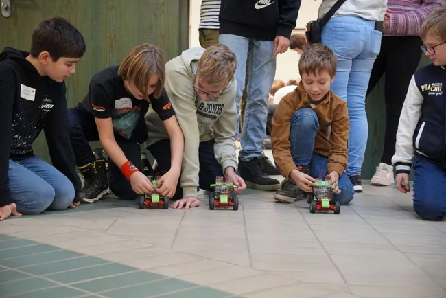 Die Nachwuchsforschenden lassen ihre Wasserstoff-Buggys um die Wette fahren