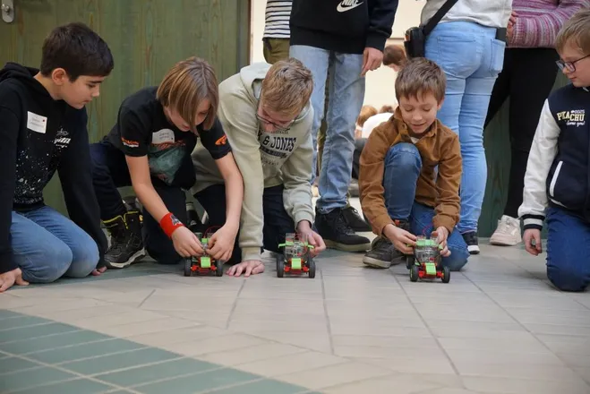 Die Nachwuchsforschenden lassen ihre Wasserstoff-Buggys um die Wette fahren