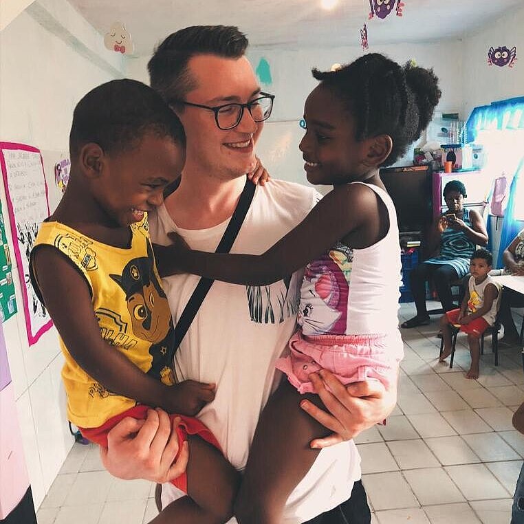 Jeremias Herner Jeremias Herner trägt zwei Kleinkinder auf dem Arm