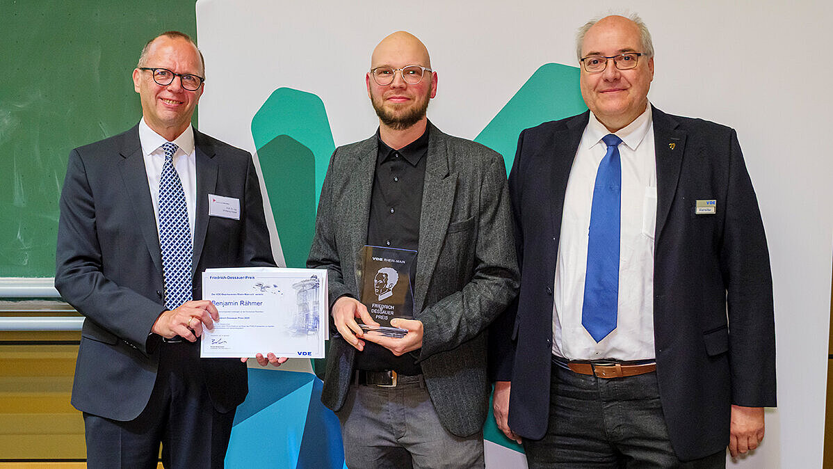 v.l.: Prof. Dr.-Ing. Wolfgang Ruppel (HSRM), Preisträger Benjamin Rähmer und Jürgen Vorreiter (VDE)