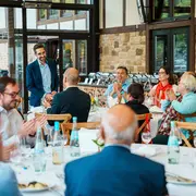 Die Teilnehmenden des International Symposium on Logistics (ISL) 2025 beim Abendessen auf dem Hofgut Laubenheimer Höhe. 