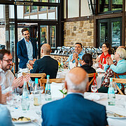 Die Teilnehmenden des International Symposium on Logistics (ISL) 2025 beim Abendessen auf dem Hofgut Laubenheimer Höhe. 