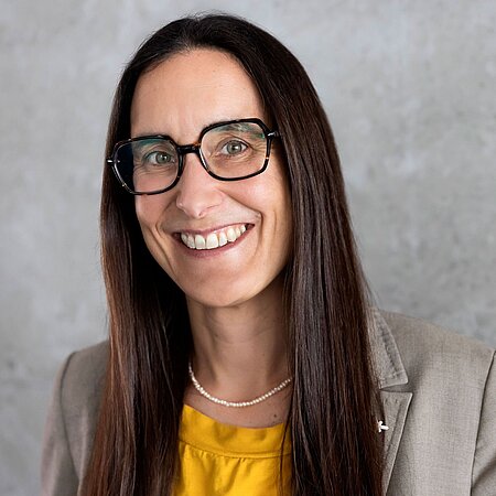 Dr. Tina Klug Porträtfoto von Dr. Tina Klug, Kanzlerin der Hochschule RheinMain