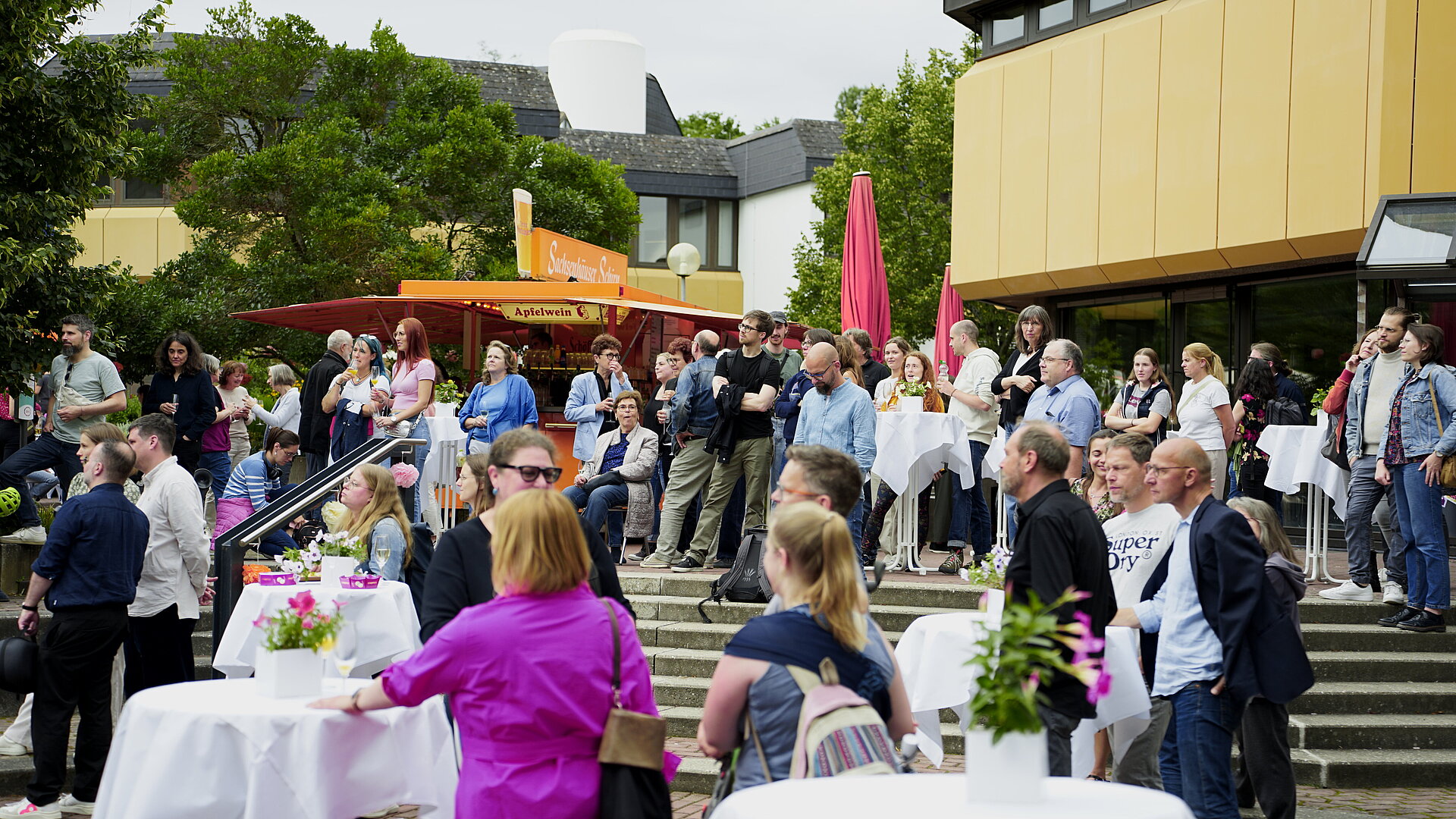 Campus mit Menschen am Fest