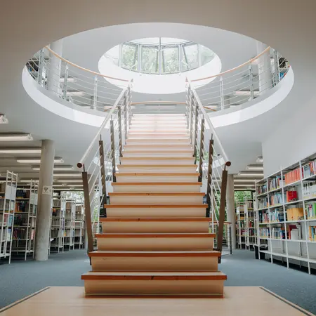 Treppe in einer Bibliothek