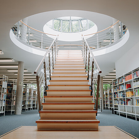 Treppe in einer Bibliothek