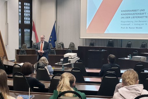 Prof. Dr. Rainer Wedde vom Fachbereich Wiesbaden Business School mit dem Vortrag Kinderarbeit und Kinderhustensaft -  Schutz (in) der Lieferkette.