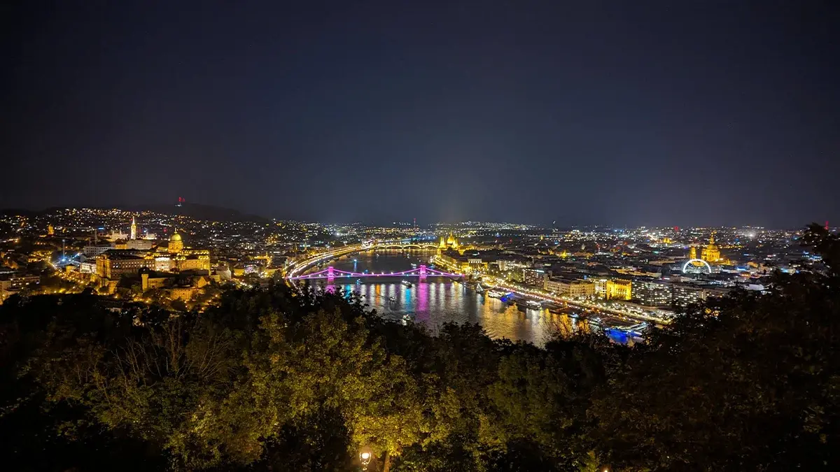 Blick auf Budapest bei Nacht