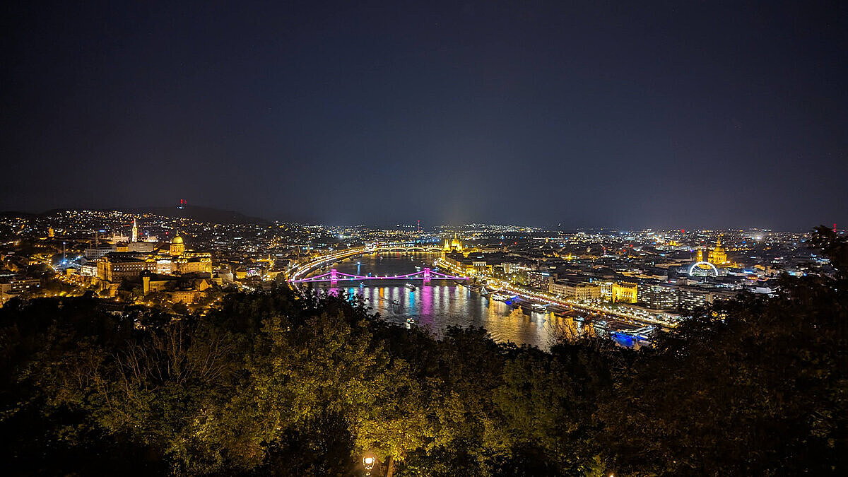 Blick auf Budapest bei Nacht