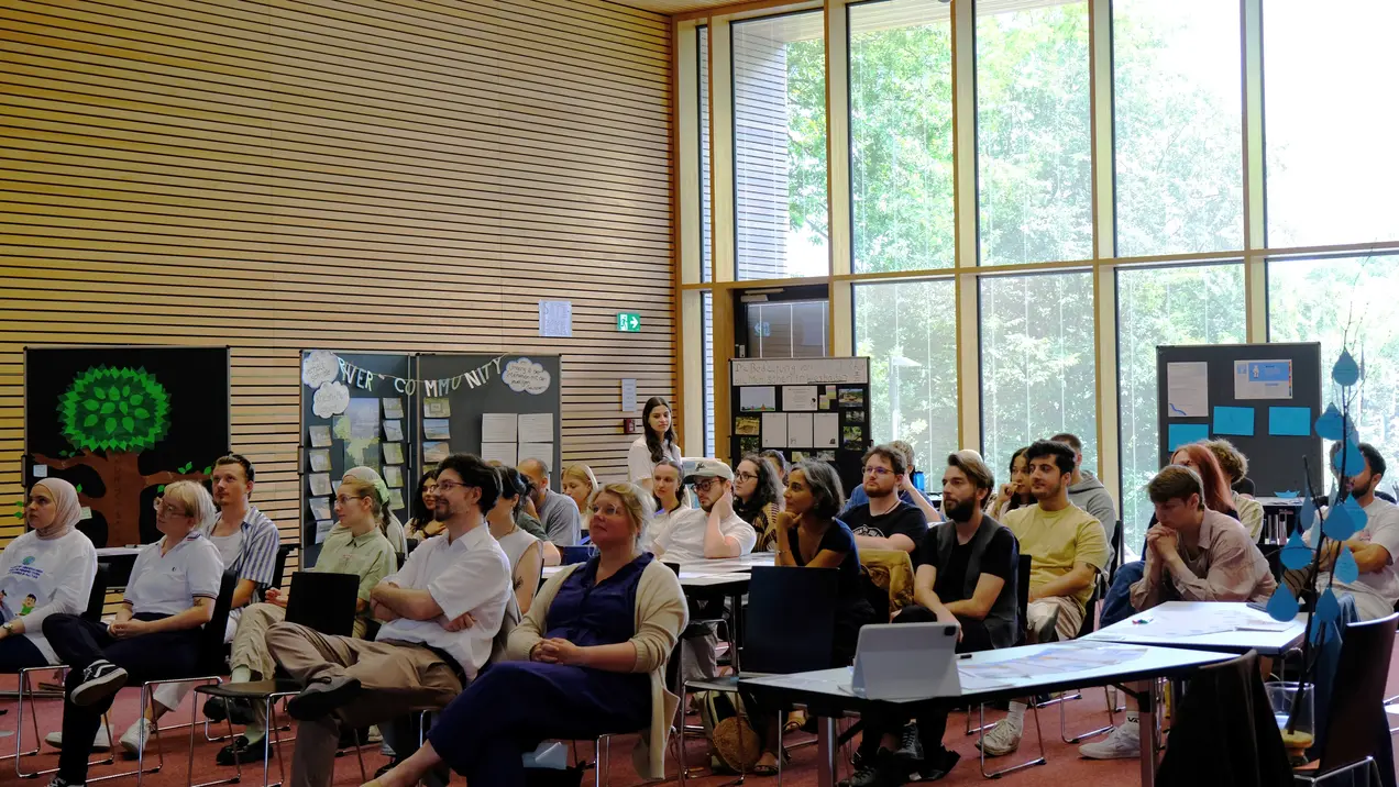 Das Publikum hört beim Kongresstival einem Vortrag zu.