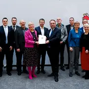 Wissenschaftsminister Timon Gremmels und Digitalministerin Prof. Dr. Kristina Sinemus mit Vertreterinnen und Vertretern der hessischen Hochschulen.