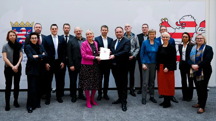 Wissenschaftsminister Timon Gremmels und Digitalministerin Prof. Dr. Kristina Sinemus mit Vertreterinnen und Vertretern der hessischen Hochschulen.
