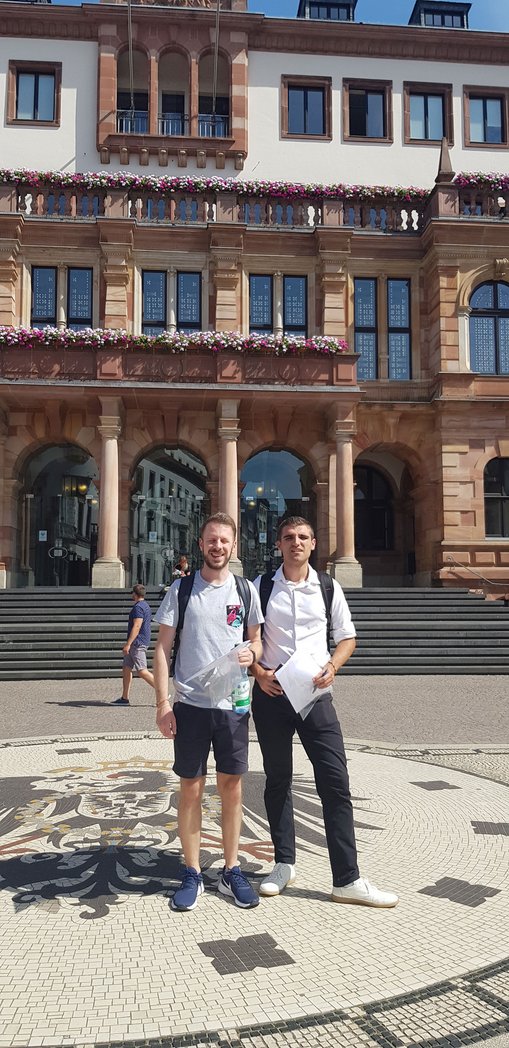 Zwei teilnehmende der Research Summer School während des Rahmenprogramms in Wiesbaden. 