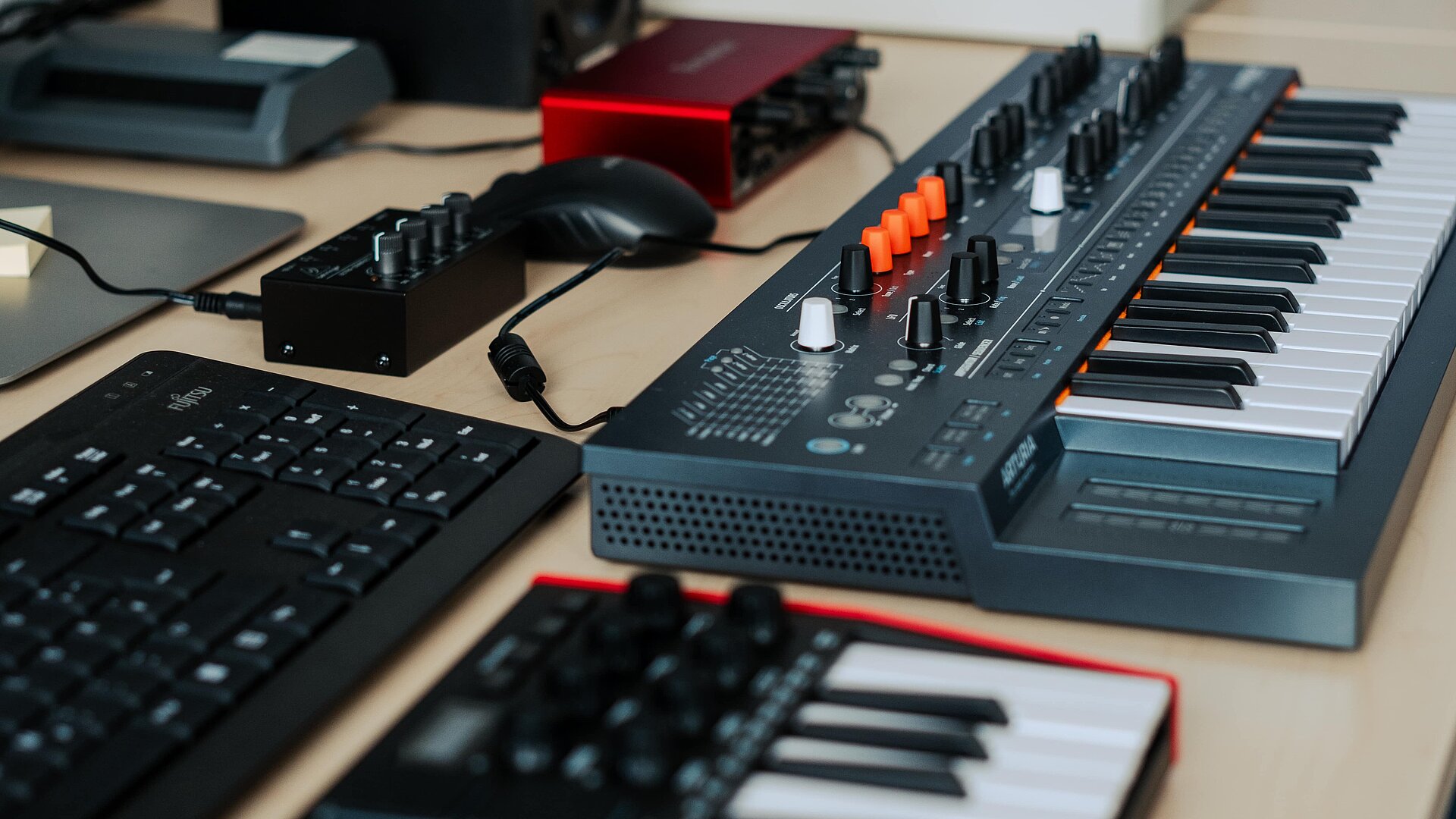 Keyboards mit Mischpult auf Schreibtisch von Seite