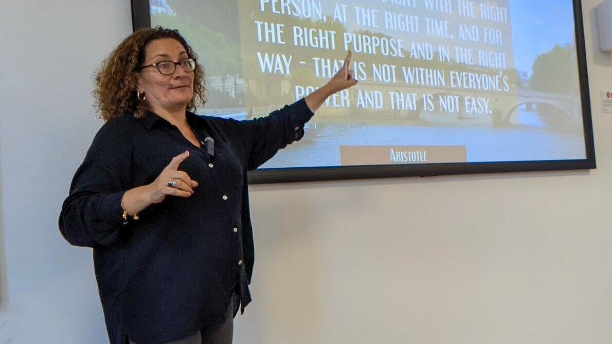 PhD Natalie Kenely bei ihrem leidenschaftlich-inspirierenden Vortrag zu Leadership in der Sozialen Arbeit