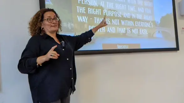 PhD Natalie Kenely bei ihrem leidenschaftlich-inspirierenden Vortrag zu Leadership in der Sozialen Arbeit