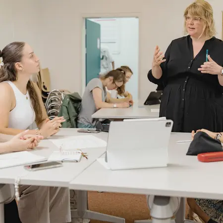 Studierende während der Gruppenarbeit