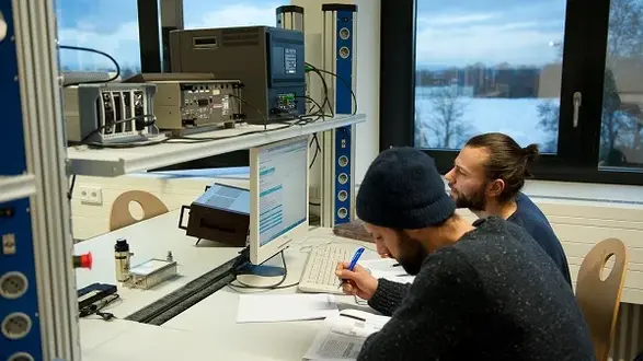 Studierende im Labor für Grundlagen Nachrichten- und Fernsehtechnik