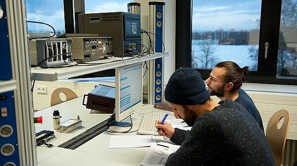 GNF-Labor1 Studierende im Labor für Grundlagen Nachrichten- und Fernsehtechnik