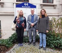 Prof. Dr. Wedde mit Prof. Dr. Vilchyk und Prof. Dr. Nesterenko am Campus Bleichstraße/Bertramstraße der HSRM © Hochschulkommunikation | Hochschule RheinMain