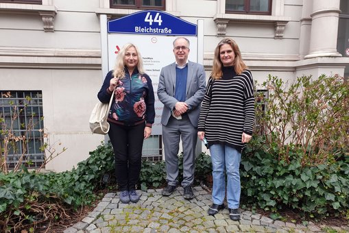 Prof. Dr. Wedde mit Prof. Dr. Vilchyk und Prof. Dr. Nesterenko am Campus Bleichstraße/Bertramstraße der HSRM © Hochschulkommunikation | Hochschule RheinMain