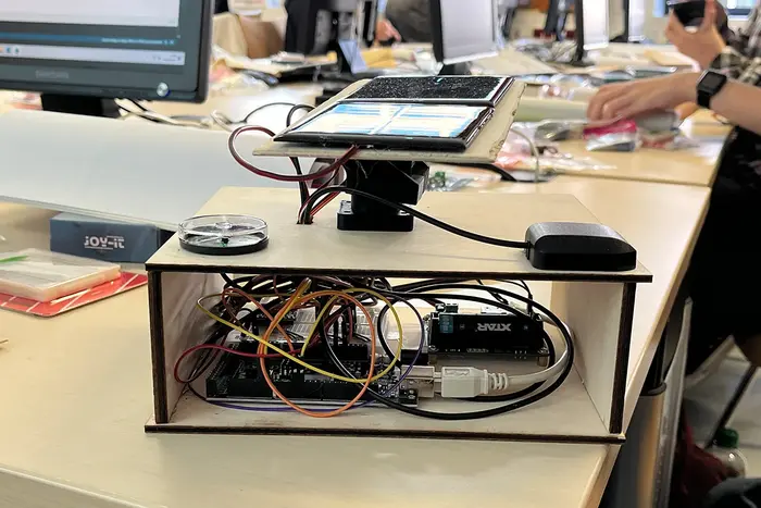 Auf einem Tisch steht ein mikroprozessorgesteuertes Solarpanel