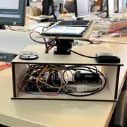 Auf einem Tisch steht ein mikroprozessorgesteuertes Solarpanel