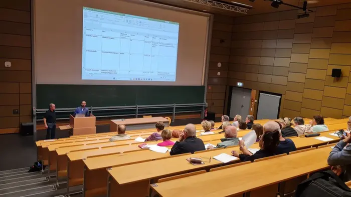 Marius Volkmann von der Leitstelle Älterwerden der Stadt Rüsselsheim begrüßt die interessierten Seniorinnen und Senioren.