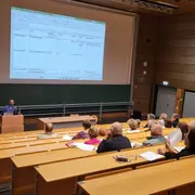 Marius Volkmann von der Leitstelle Älterwerden der Stadt Rüsselsheim begrüßt die interessierten Seniorinnen und Senioren.