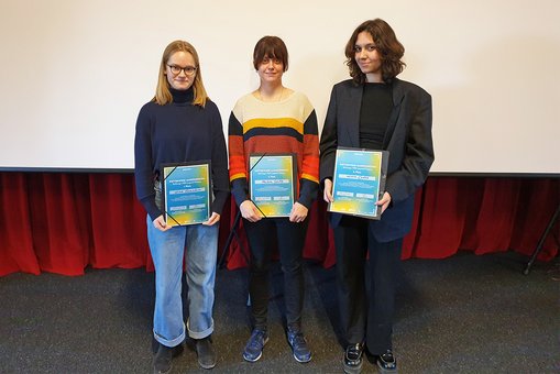 Die drei Preisträgerinnen Lina Gonschior, Helen Spitz und Lara Cadez mit ihren Urkunden