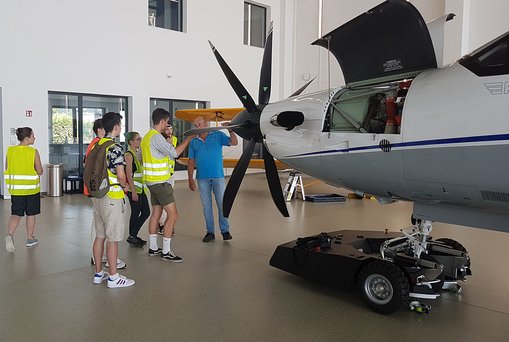 Studierende der Hochschule RheinMain am Flugpaltz Egelsbach 