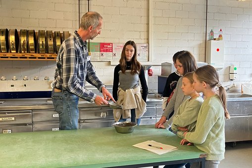 Mädchen lassen sich die Materialprüfanstalt der Hochschule RheinMain erklären.