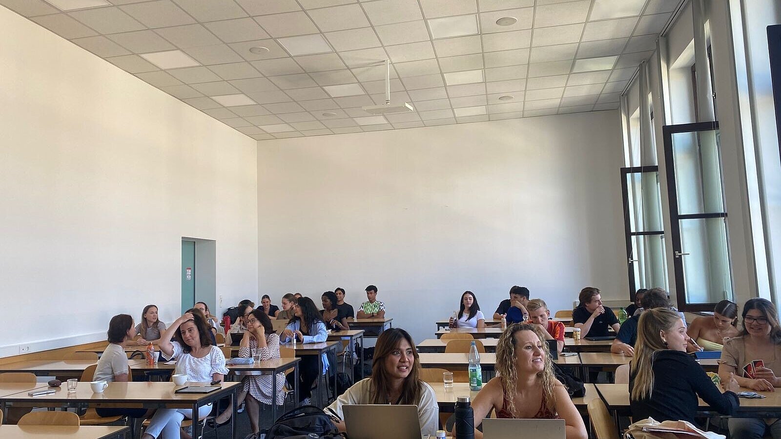 Die Teilnehmenden der International Seminars Week im Seminarraum der Wiesbaden Business School