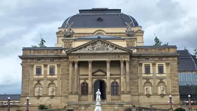 Ein Bild vom Staatstheater von außen.
