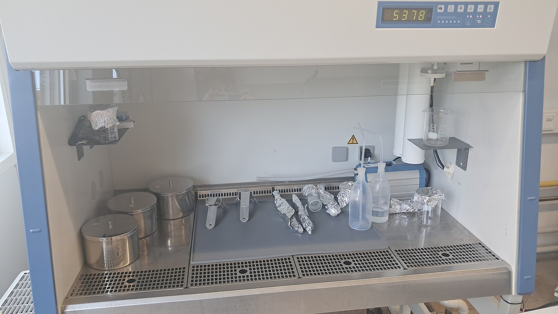 Cleanbench mit geöffnetem Fenster
