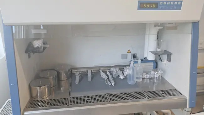 Cleanbench mit geöffnetem Fenster