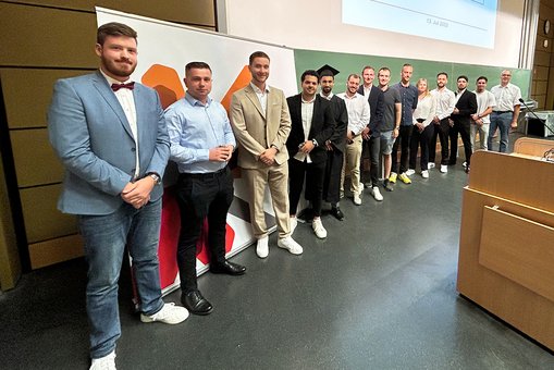 Gruppenfoto der Absolvent:innen des Studiengangs Maschinenbau mit Studiengangsleiter Prof. Dr. Ralf Koch