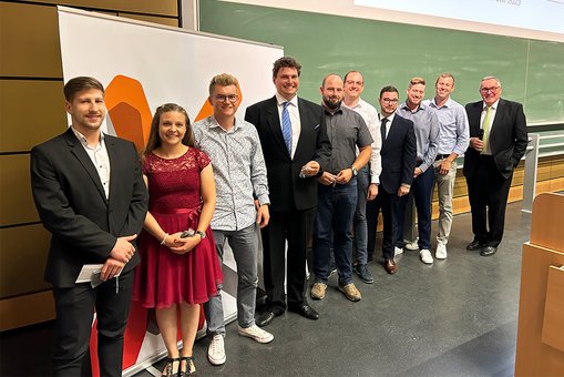 Gruppenfoto der Absolvent:innen des Studiengangs Berufsintegriertes Ingenieurstudium Product Development and Manufacturing mit Studiengangsleiter Prof. Dr. Karlheinz Sossenheimer