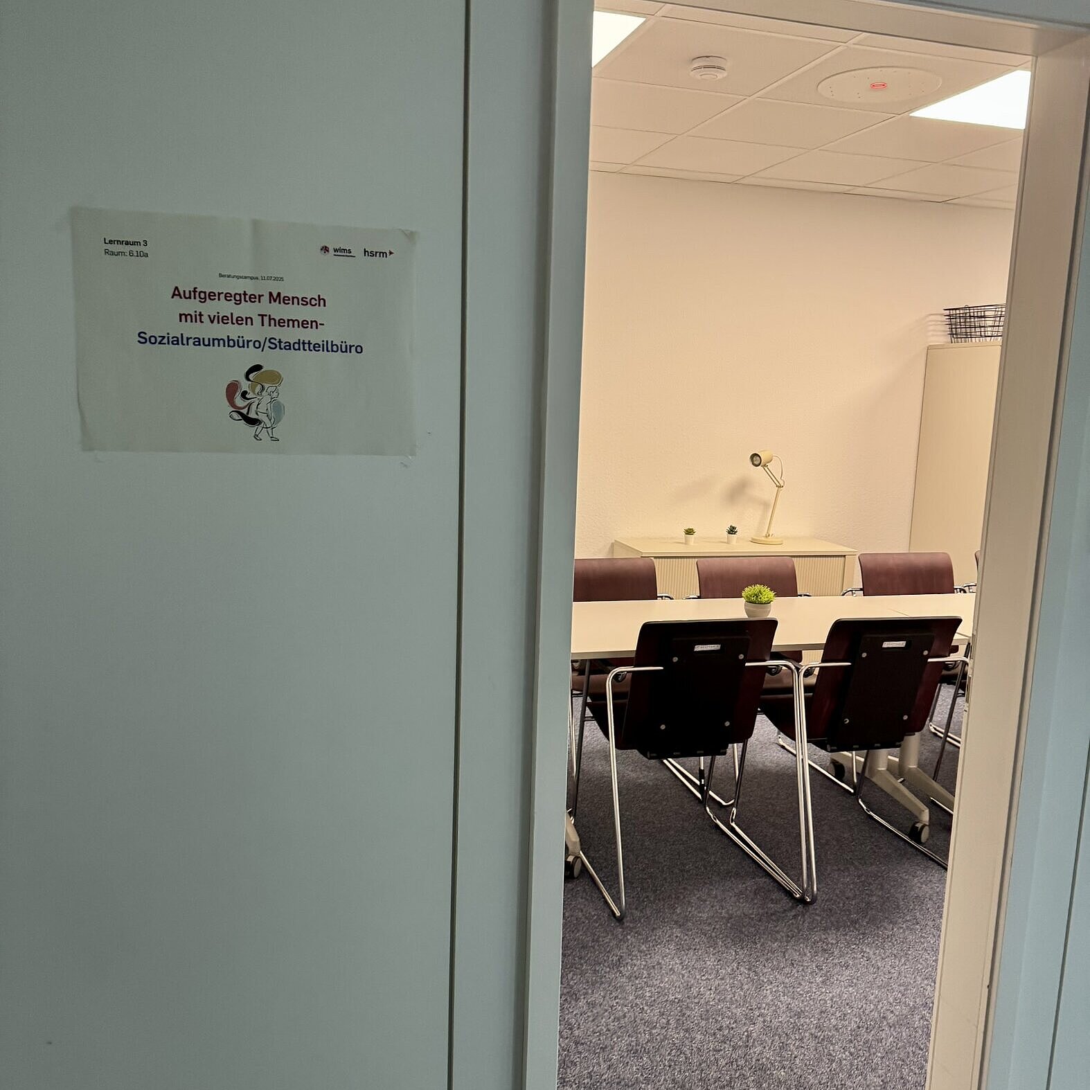Beratungscampus Beratungscampus - Szene aufgeregter Mensch mit vielen Themen - Sozialraumbüro/Stadtteilbüro