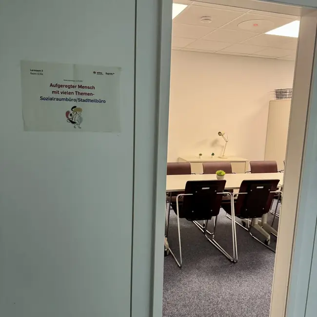 Beratungscampus Beratungscampus - Szene aufgeregter Mensch mit vielen Themen - Sozialraumbüro/Stadtteilbüro