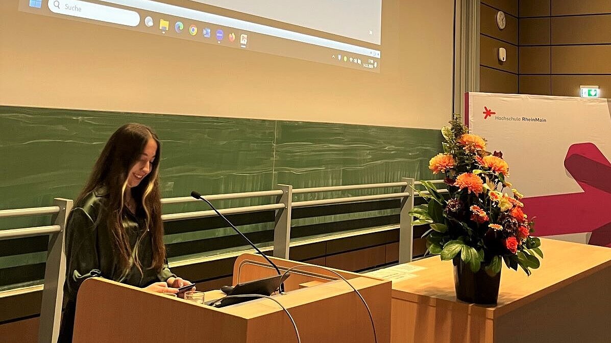 Cecilia Halbritter spricht zu den Anwesenden