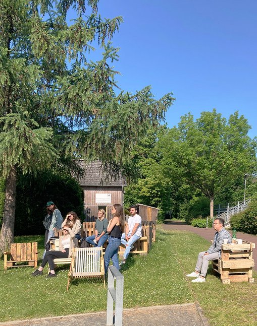 Verschiedene Nachbauten aus Europaletten von bekannten Design-Klassikern in Kurts Garten.