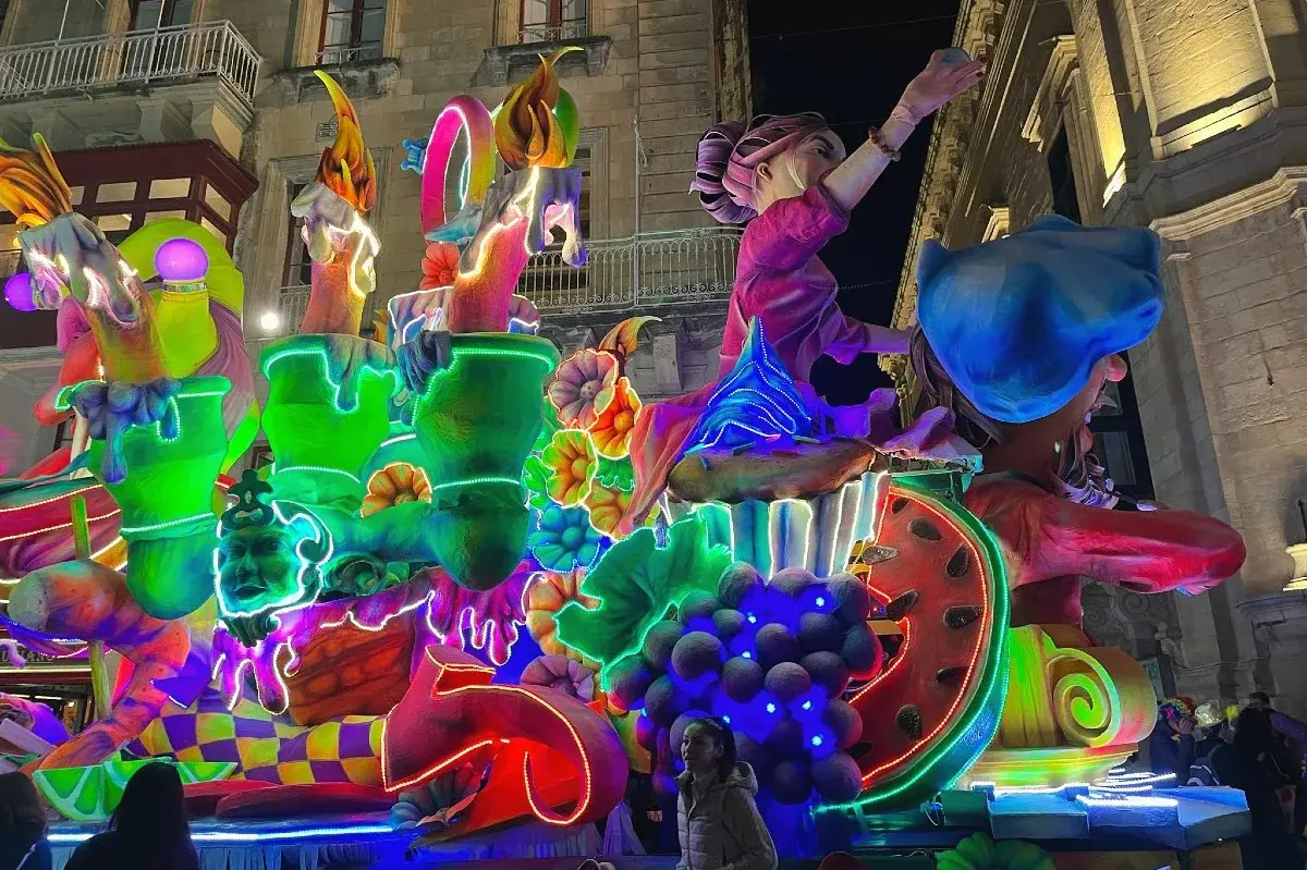 Ein bunter Festwagen