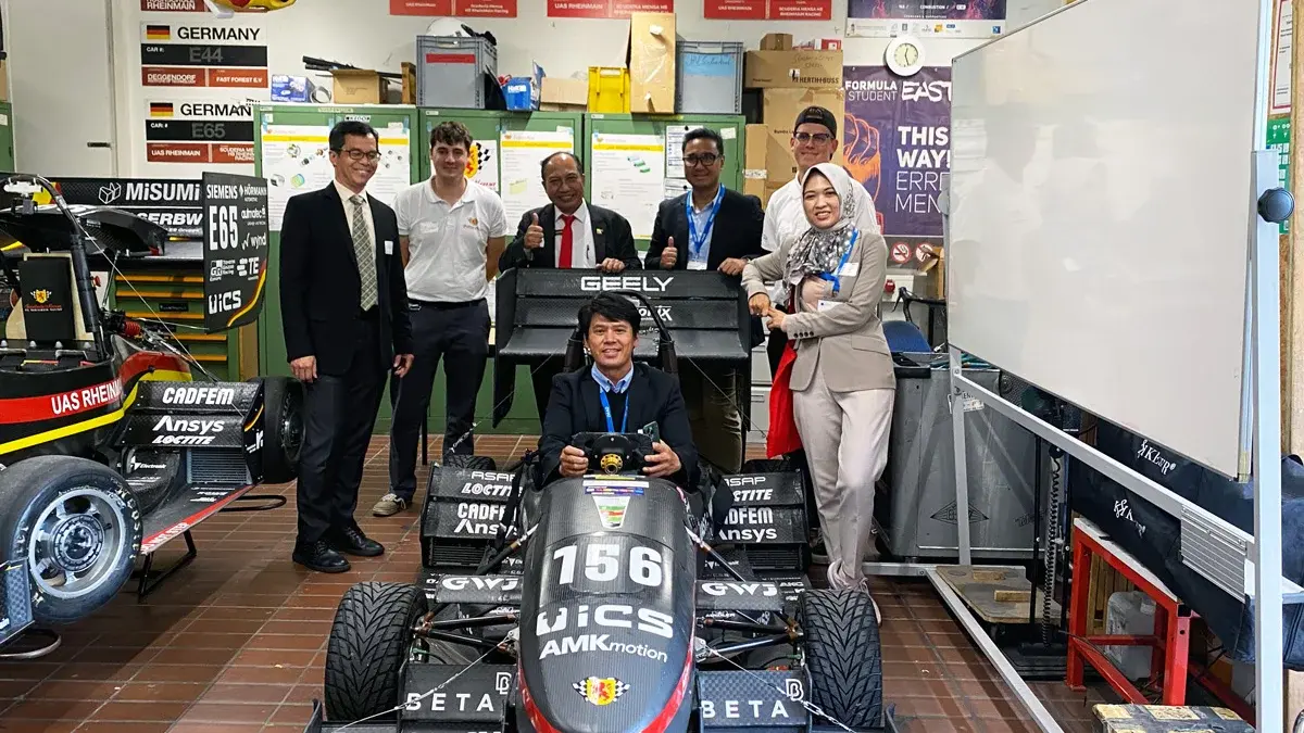 Die Delegation aus Indonesien mit dem Rennteam Scuderia Mensa und dessen Rennwagen