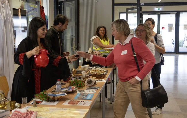 Am Infostand der ausländisch Studierenden können die Gäste Köstlichkeiten aus den Heimatländern probieren.