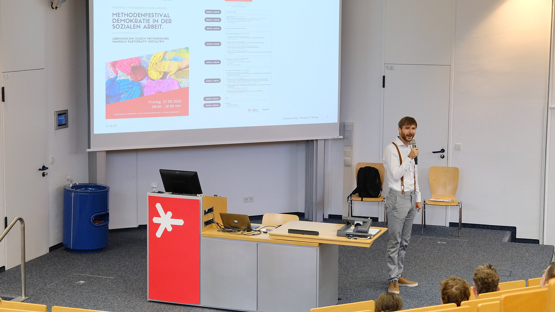 Adriano Werner leitet als Moderator durch das Programm des Fachtags.