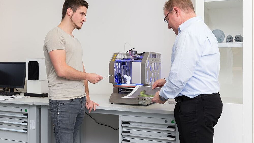 3D-gedruckter Knochen Begutachtung eines 3D-gedruckten Knochens