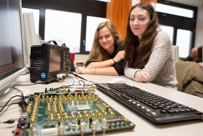 Studierende im Microcomputertechnik-Labor